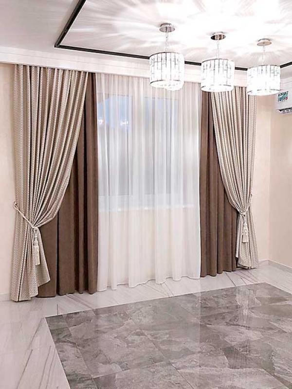 Шторы в гостиной загородного дома