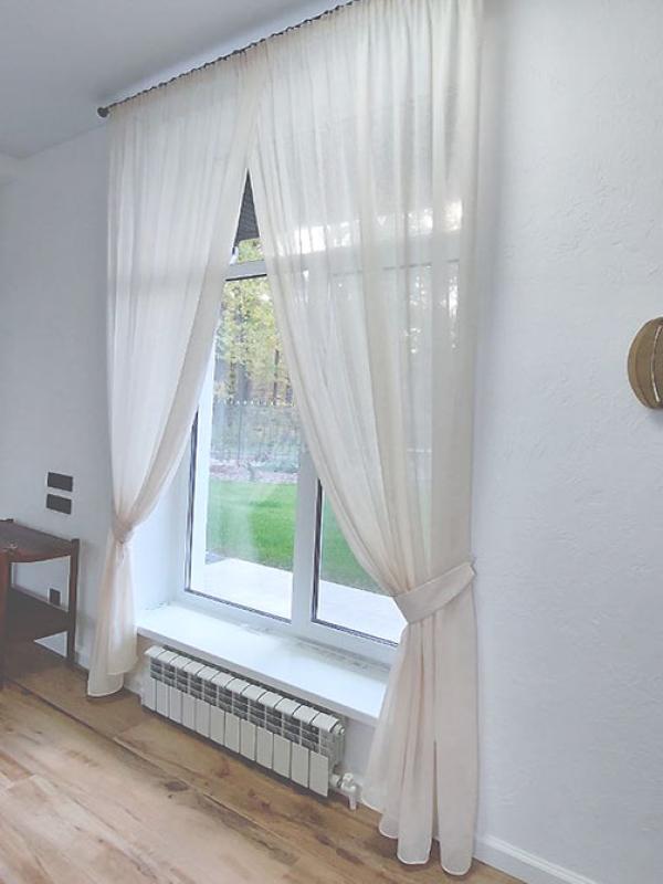 Шторы с подхватом на кованом карнизе