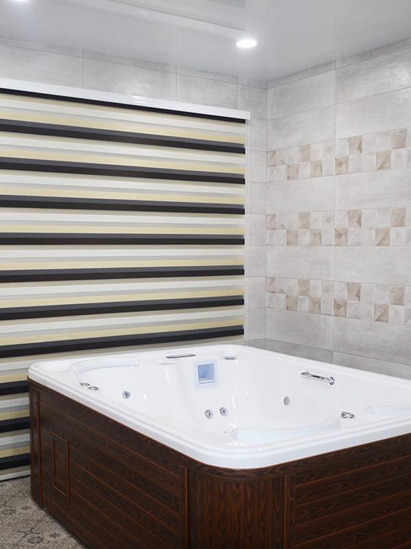 Жалюзи Зебра на панорамном окне в банном комплексе